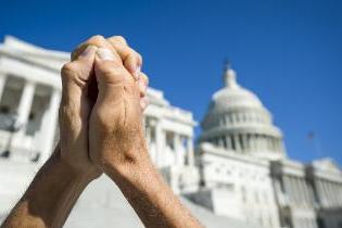 在州议会大厦前，两只手紧握在一起.